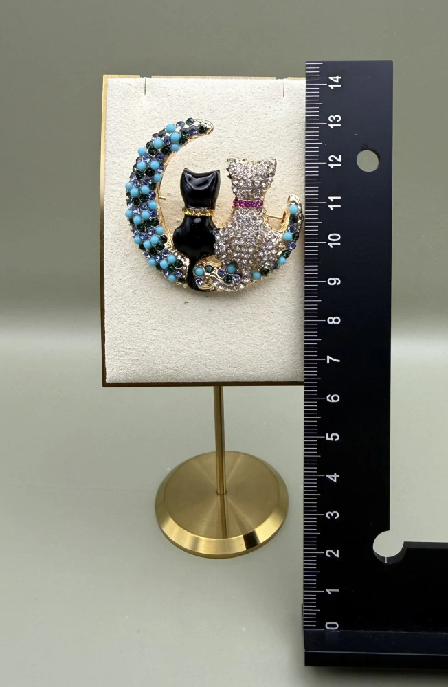 Kovová brož "Kočky na měsíci"