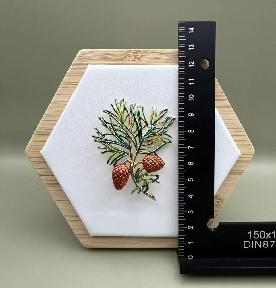 Kovová brož "Borovicová větvička"