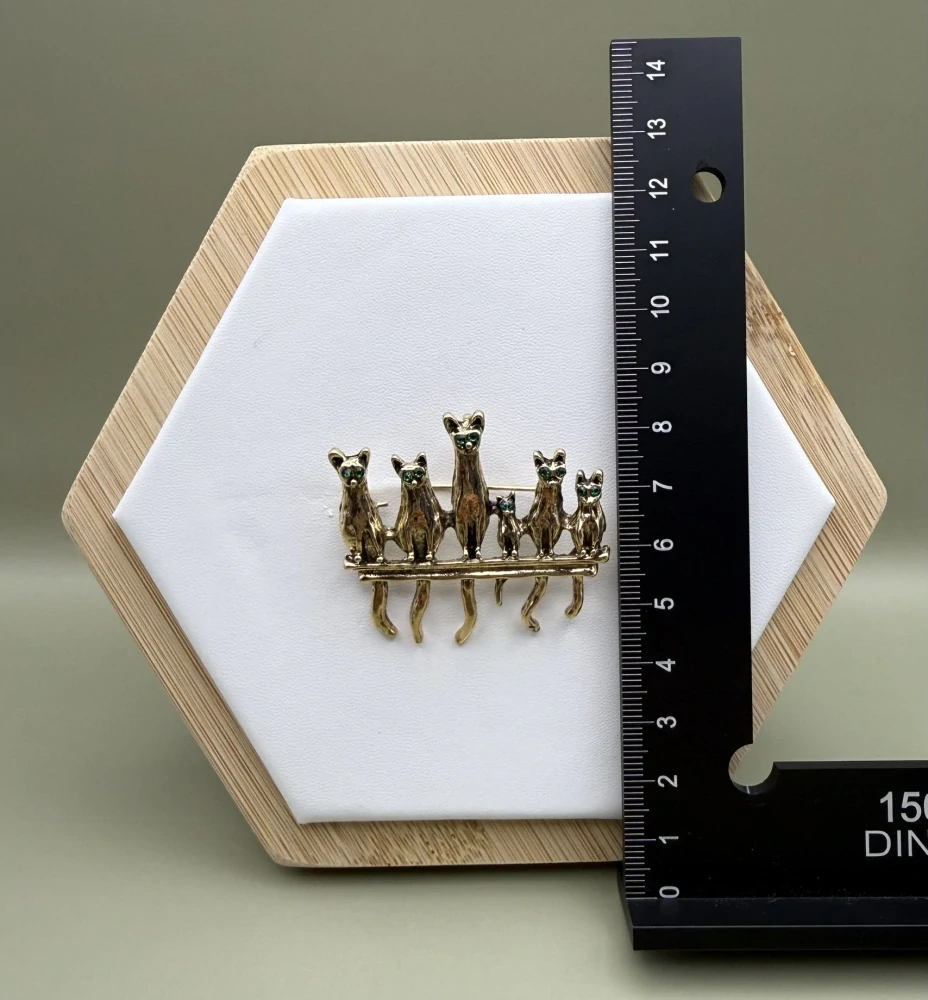 Kovová brož "Kočky na řádku"