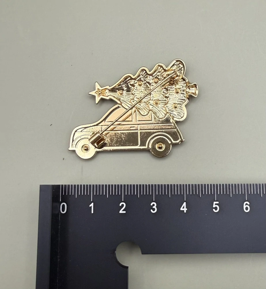 Kovová brož "Vánoční auto se stromkem"