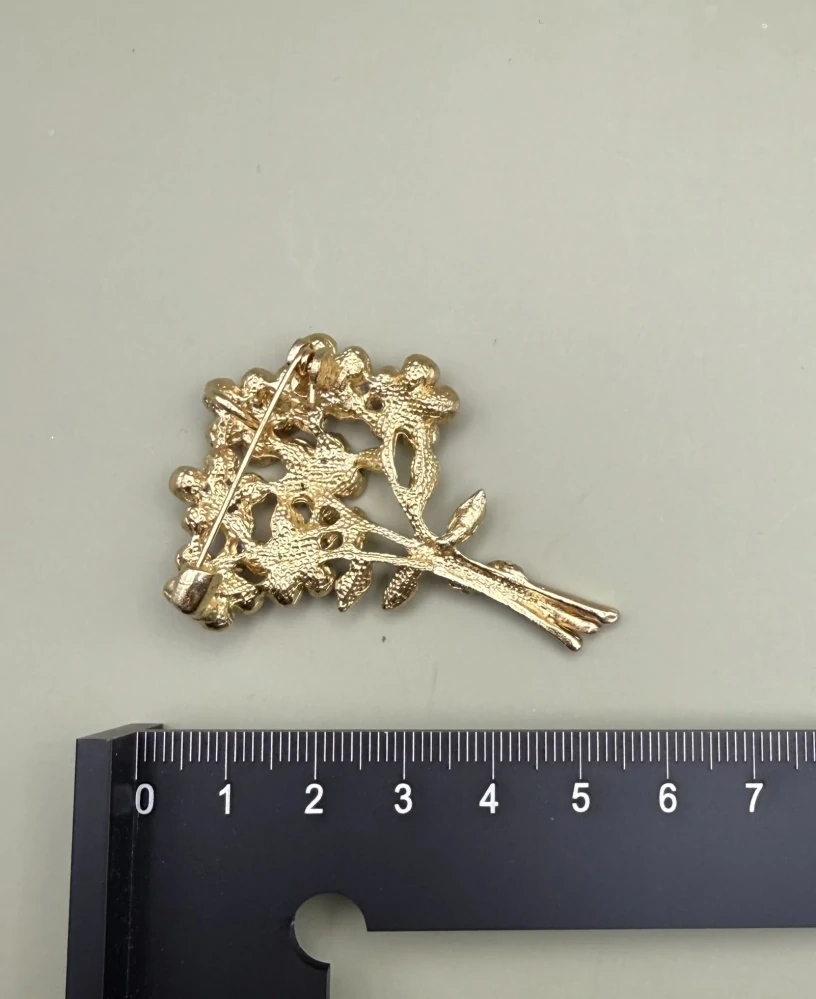 Kovová brož "Růžový svazek květin"