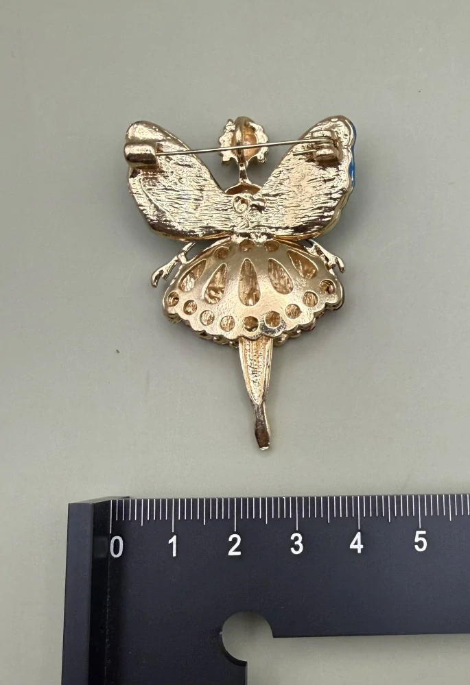 Kovová brož "Panenka baletka" pohyblivá