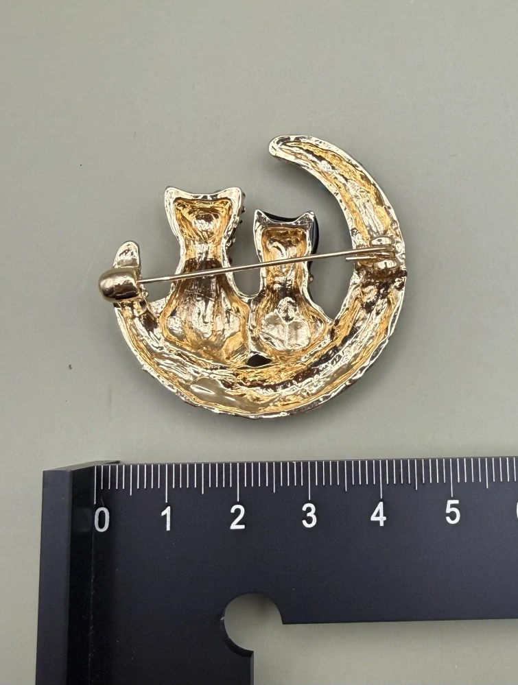 Kovová brož "Kočky na měsíci"