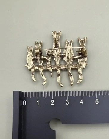 Kovová brož "Kočky na řádku"